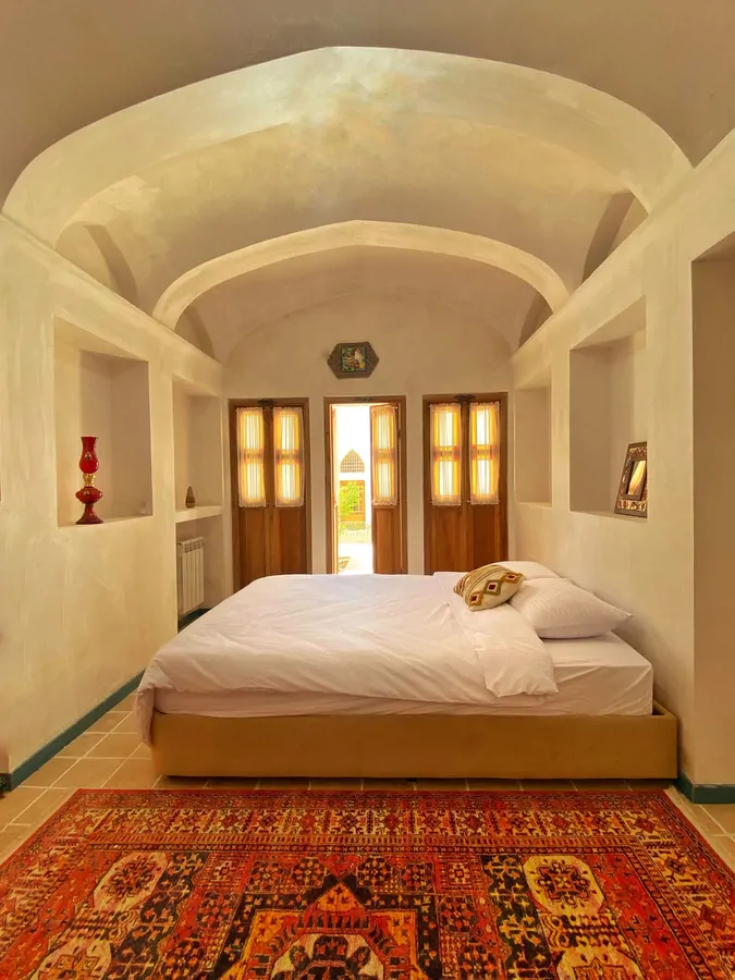 تصویر ۱ - اقامتگاه بوم‌گردی سرای نفیس (اتاق نقره) با صبحانه رایگان  در  کاشان