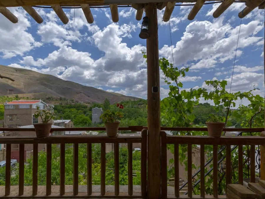 تصویر ۱ - اقامتگاه بوم‌گردی چنارستان (اتاق یاس) در  نیشابور