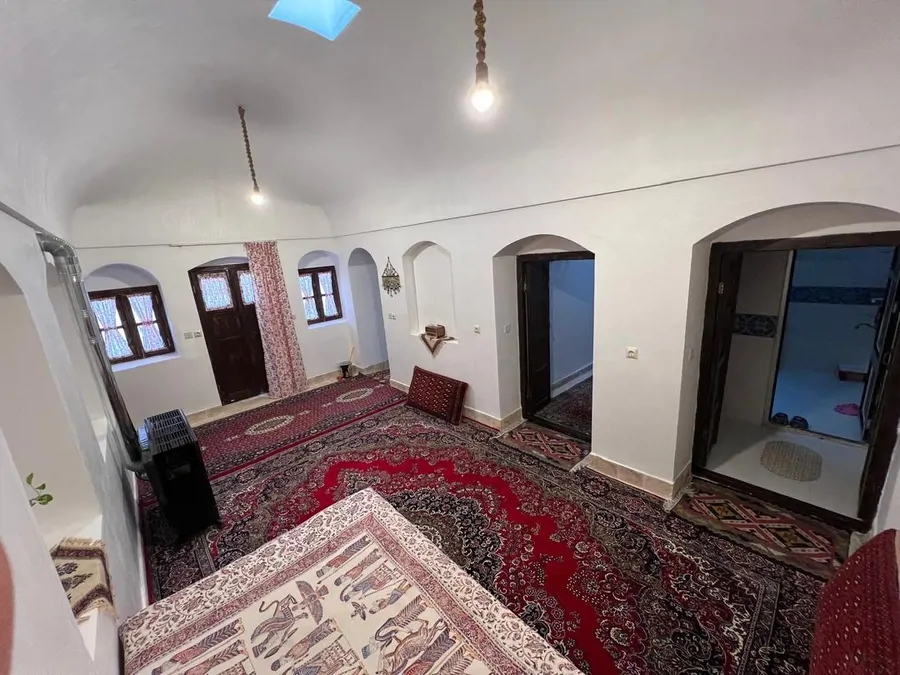 تصویر ۱ - اقامتگاه بومگردی بابابزرگ (پنج دری) در میمه