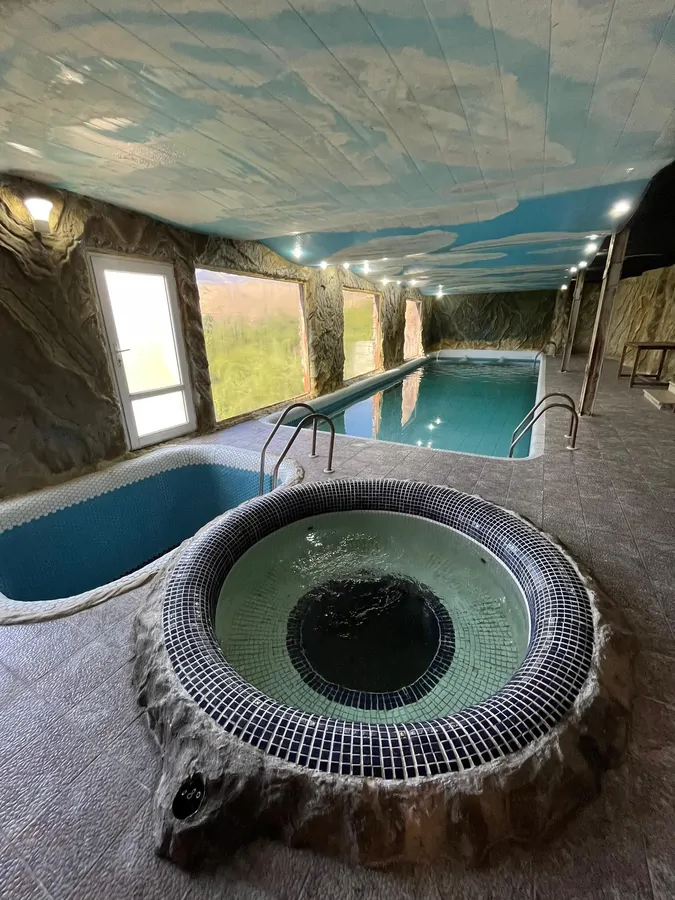 تصویر ۱ - ویلا استخردار آبگرم سنگی با بیلیارد و فوتبالدستی در کردان