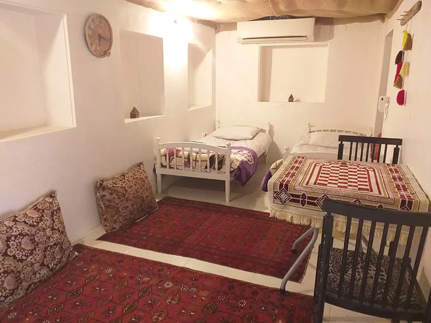 تصویر ۱ - اقامتگاه بوم‌گردی نریمان (اتاق بامداد) در  اوز