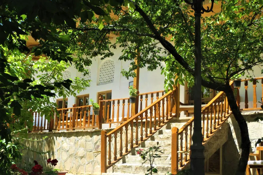 تصویر ۱ - اقامتگاه بوم‌گردی خانه گل(رز)  در  شهمیرزاد