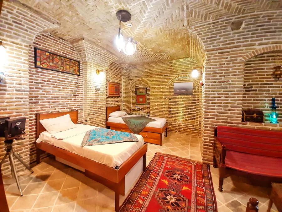 تصویر ۱ - هتل سنتی رزاز (اتاق حوضخانه) خیابان بهارستان در  تهران
