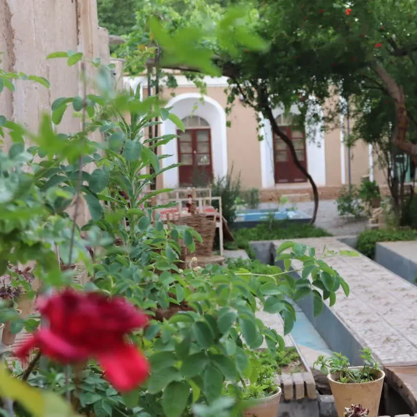 تصویر ۱ - اقامتگاه بوم‌گردی عمارت دلگشا (سوئیت سنتی ۴ نفره) در  ماهان