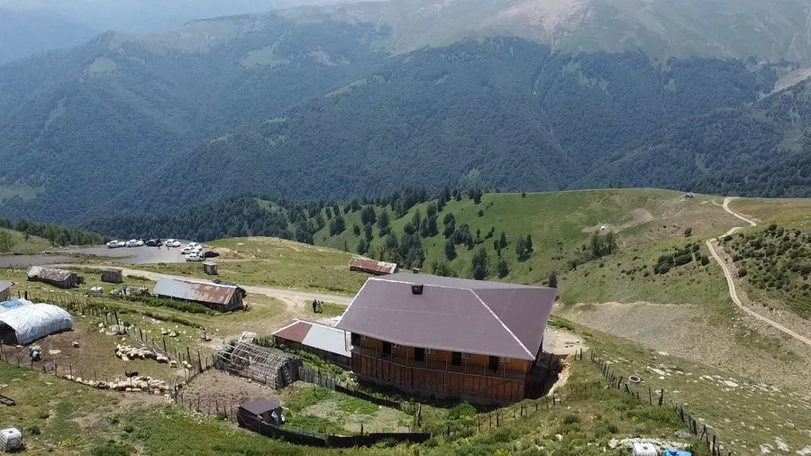تصویر ۱ - روستایی و عشایری اقامتگاه چوبی عزت کاظمی واحد سوم در  اولسبلنگاه