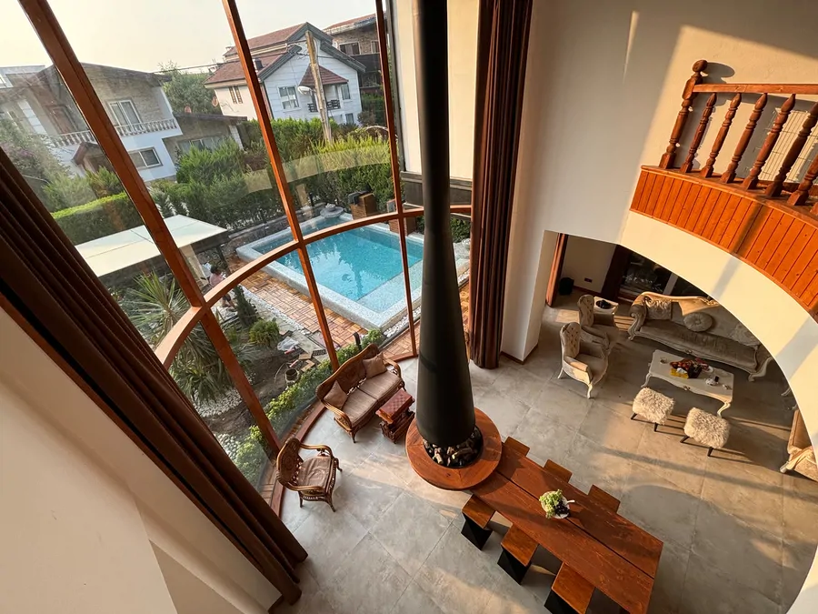 تصویر ۱ - ویلا سوپر لاکچری عمارت شیشه ای در  رویان