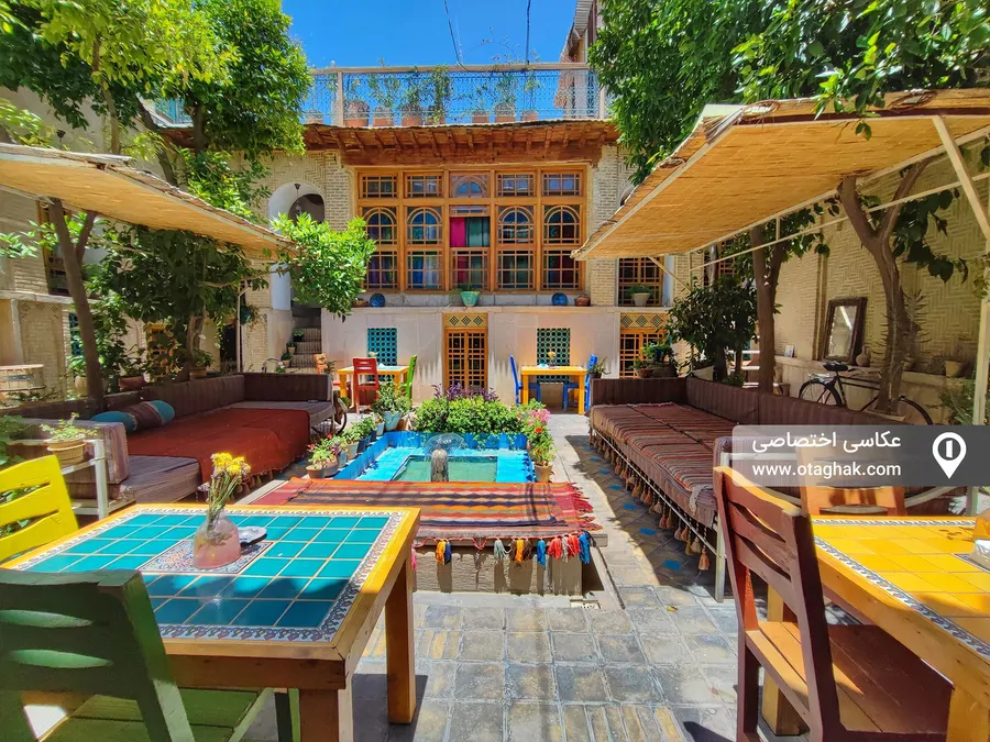 تصویر ۱ - اقامتگاه بوم‌گردی عمارت هفت رنگ (سنگ و سیاه) در  شیراز