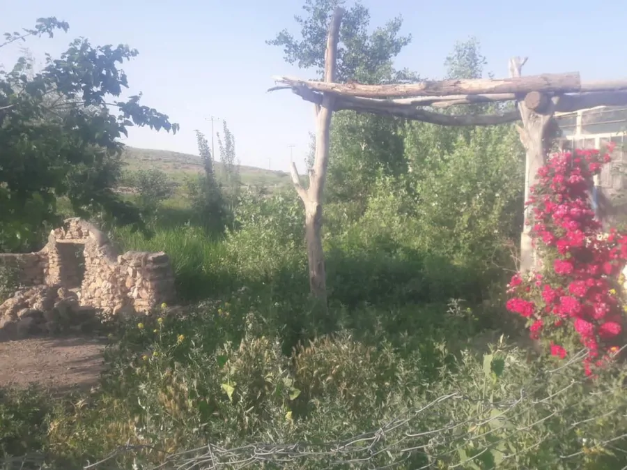 تصویر ۱ - اقامتگاه بوم‌گردی بومگردی روستایی با فضای آرام و مشرف به کوهستان و چشمه و باغ و نزدیک آبگرم شاهان  در  مشهد