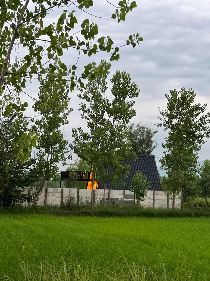 تصویر ۱ - کلبه کلبه سویسی میرزا ویو جنگل و فاصله ۱۰۰ متری رودخانه سپیدرود در  سنگر