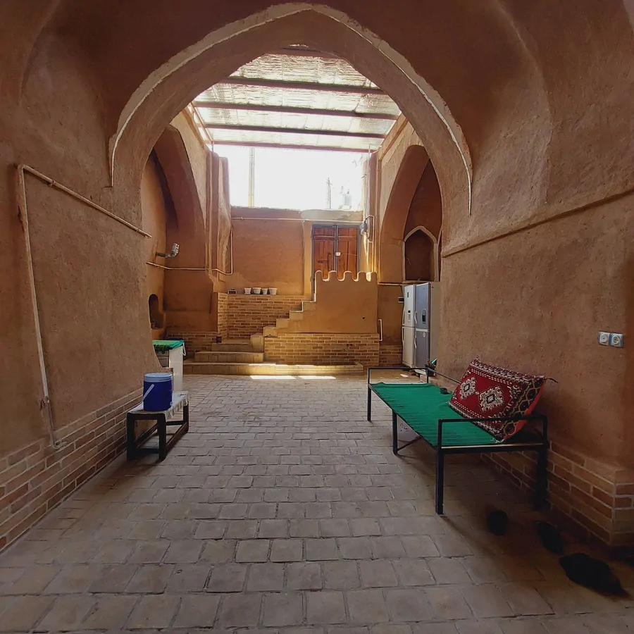 تصویر ۱ - سوییت شمس العماره (اتاق صد طاقچه) در اردستان