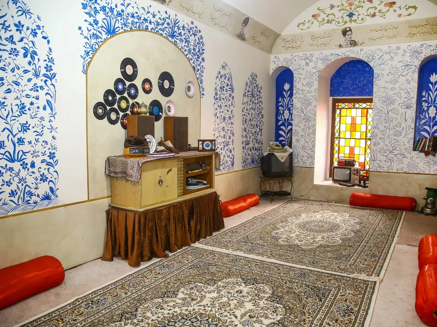 تصویر ۱ - اقامتگاه بوم‌گردی عمارت محمدحسین خان (اتاق2) در  قرچک