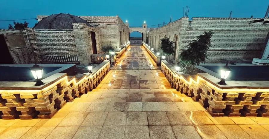 تصویر ۱ - اقامتگاه بوم‌گردی عمارت ماهورا با معماری خاص آجری  در  گرمسار