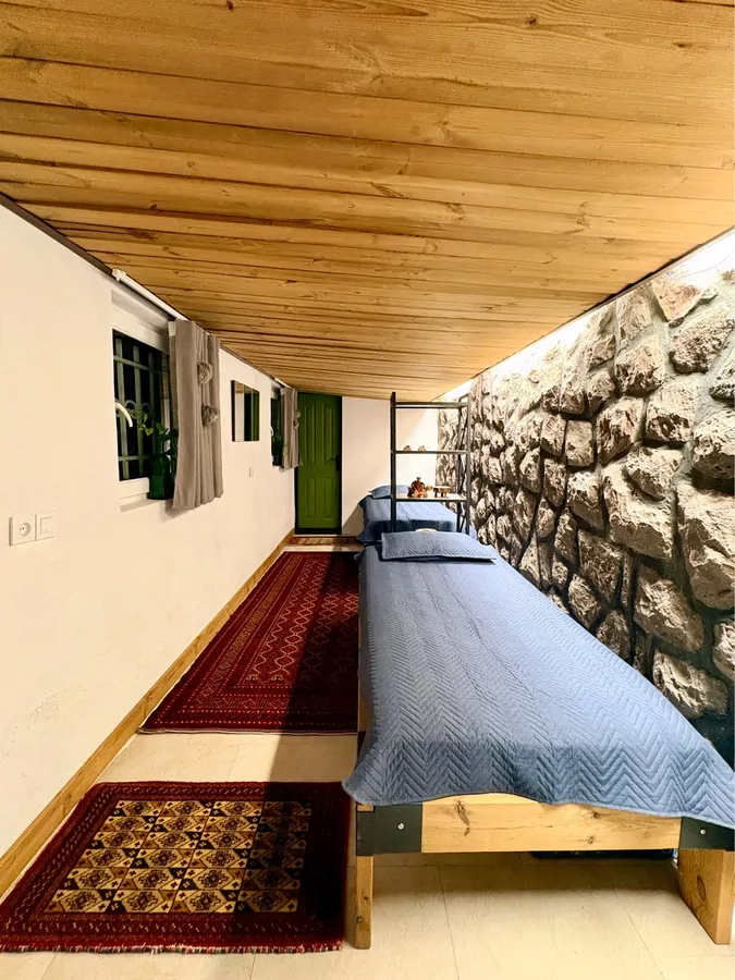 تصویر ۱ - مهمانسرا سقف چوبی روی بام روستای امامه در فشم