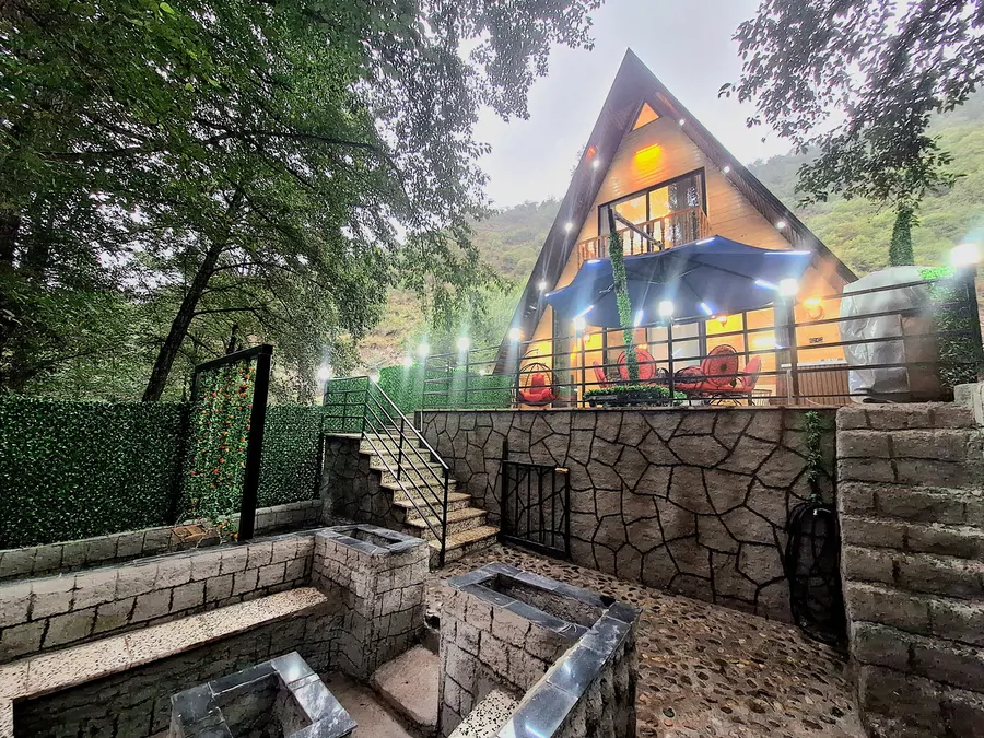 تصویر ۱ - کلبه سوئیسی کمند با جکوزی در  سوادکوه