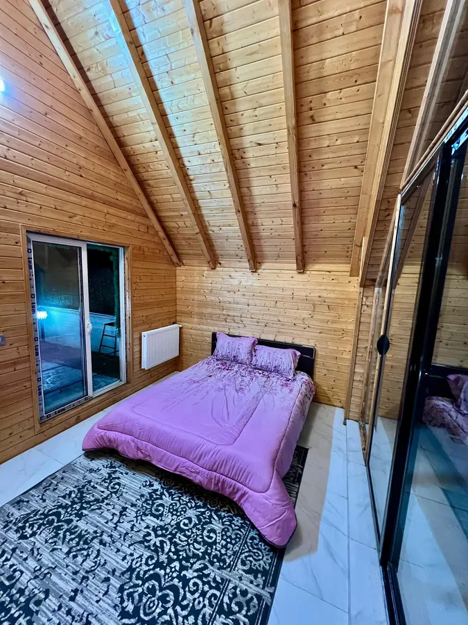 تصویر ۱ - ویلا اقامتگاه لاکچری چهارخوابه استخر دار و جکوزی دار ابگرم و آبسرد طرح سوئیسی رویال  در  نور