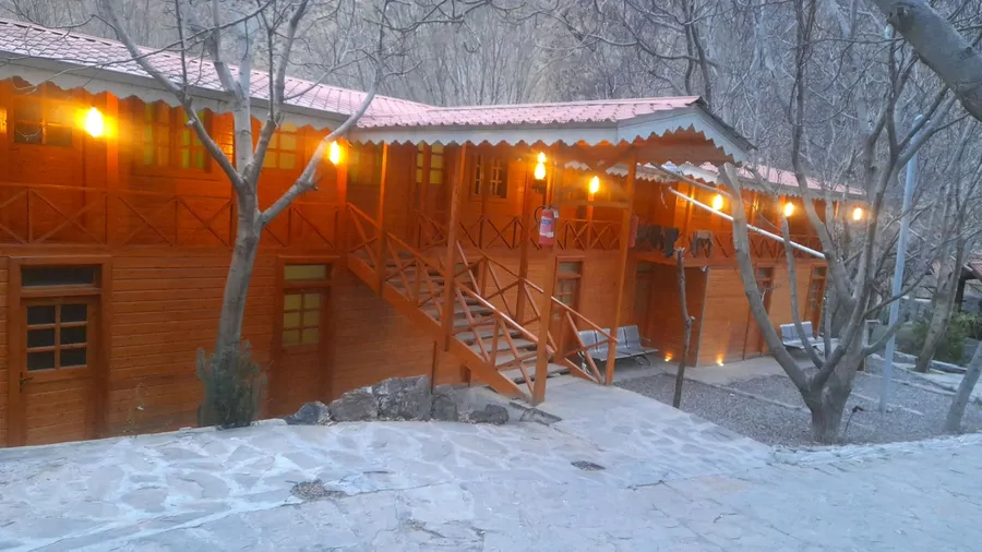تصویر ۱ - کلبه کلبه متل چوبی کنار رودخانه هراز در رینه