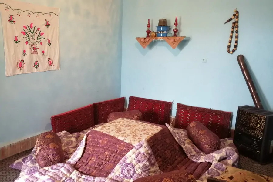 تصویر ۱ - اقامتگاه بوم‌گردی حیات فیروزه ای (اتاق عجمی)  در  نیشابور