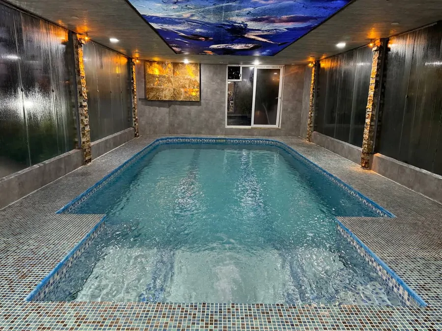 تصویر ۱ - ویلا لاکچری استخردار آبگرم آوینا با بیلیارد در شیراز