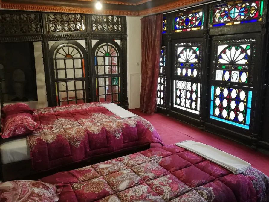 تصویر ۱ - اقامتگاه بوم‌گردی  قاجاریه(اتاق شاه نشین) در  شیراز