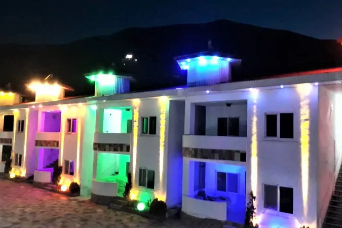 تصویر ۱ - هتل آپارتمان رنگین کمان(واحد1) در  رینه