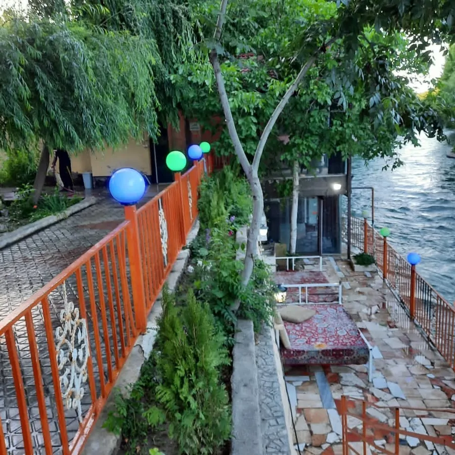 تصویر ۱ - ویلا لب اب زاینده رود  در  باغ بهادران