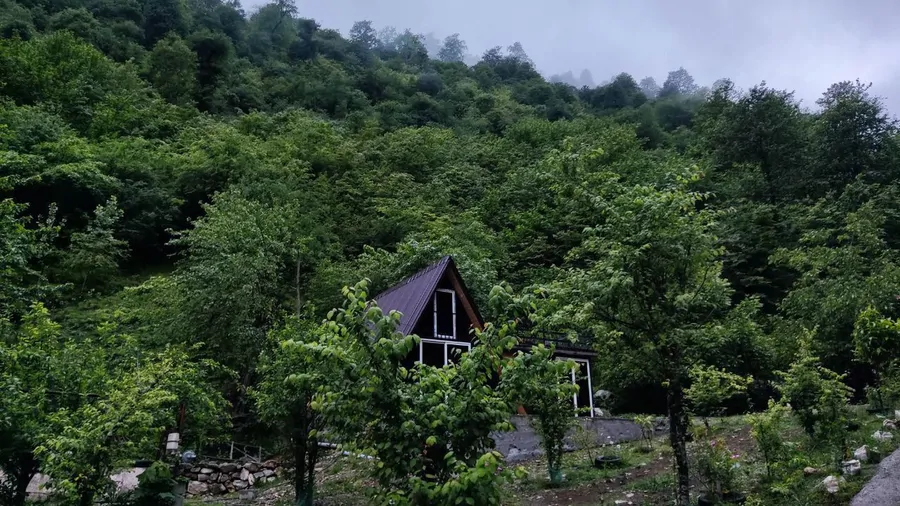 تصویر ۱ - کلبه چوبی واحد  در  اسالم