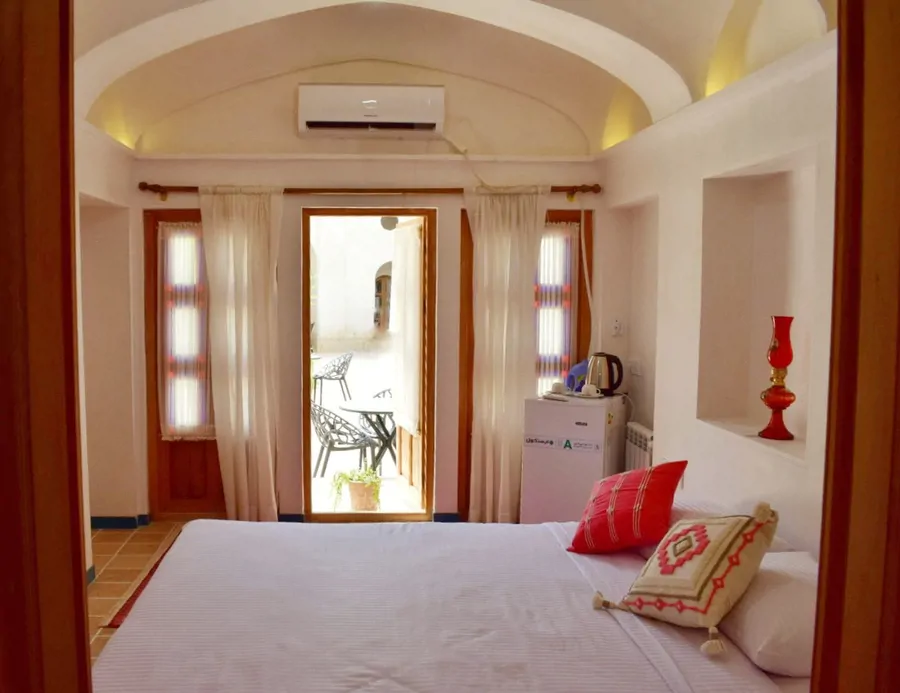 تصویر ۱ - هتل سنتی سرای نفیس (اتاق مروارید) با صبحانه رایگان  در  کاشان