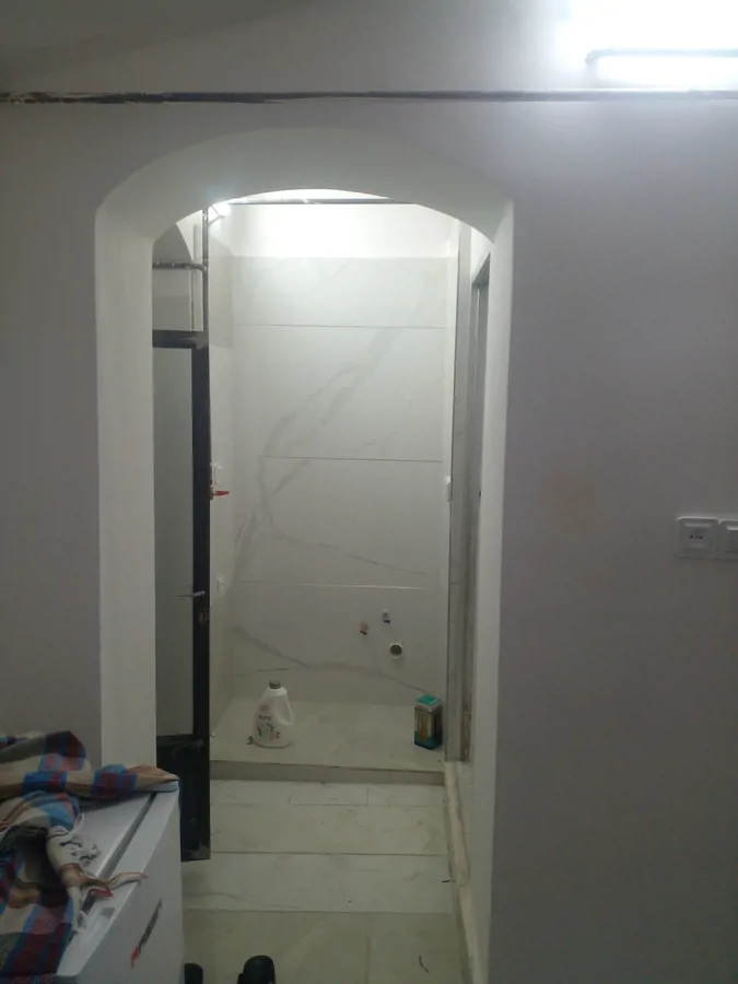 تصویر ۱ - سوییت اقامتگاه دهقان  یدارای یک اتاق ۱۷ متری با امکانات ضروری شامل تخته خواب دونفره    در  آران و بیدگل