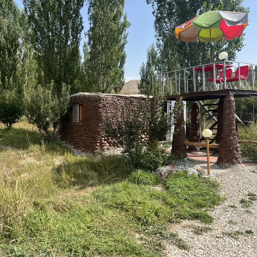 تصویر ۱ - کلبه نقلی سنگی با استخر آبگرم سانسی در  فیروزکوه 