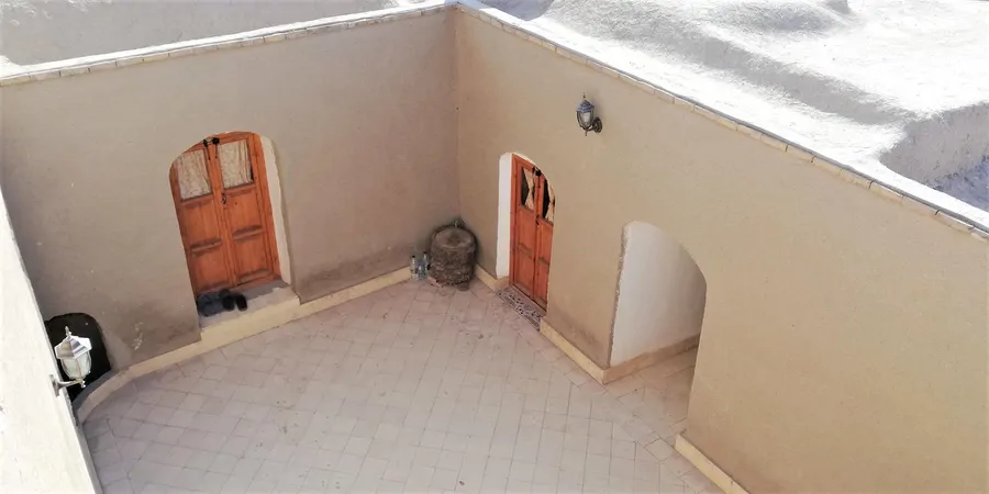 تصویر ۱ - اقامتگاه بوم‌گردی آق سید ذبیح الله  (اتاق زیر پله) در  طبس