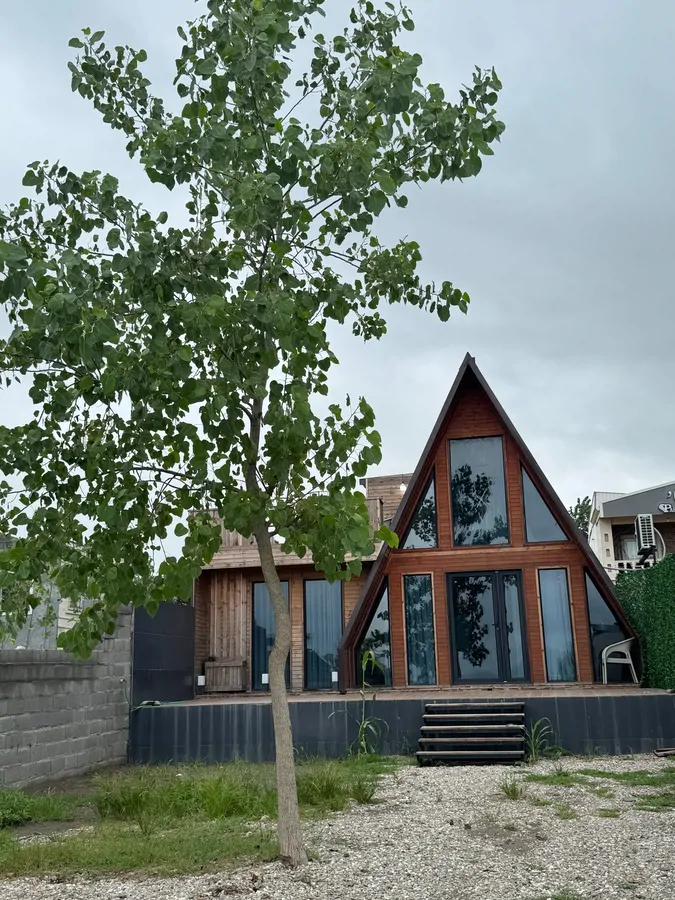 تصویر ۱ - کلبه کلبه ساحلی سوییسی در  انزلی