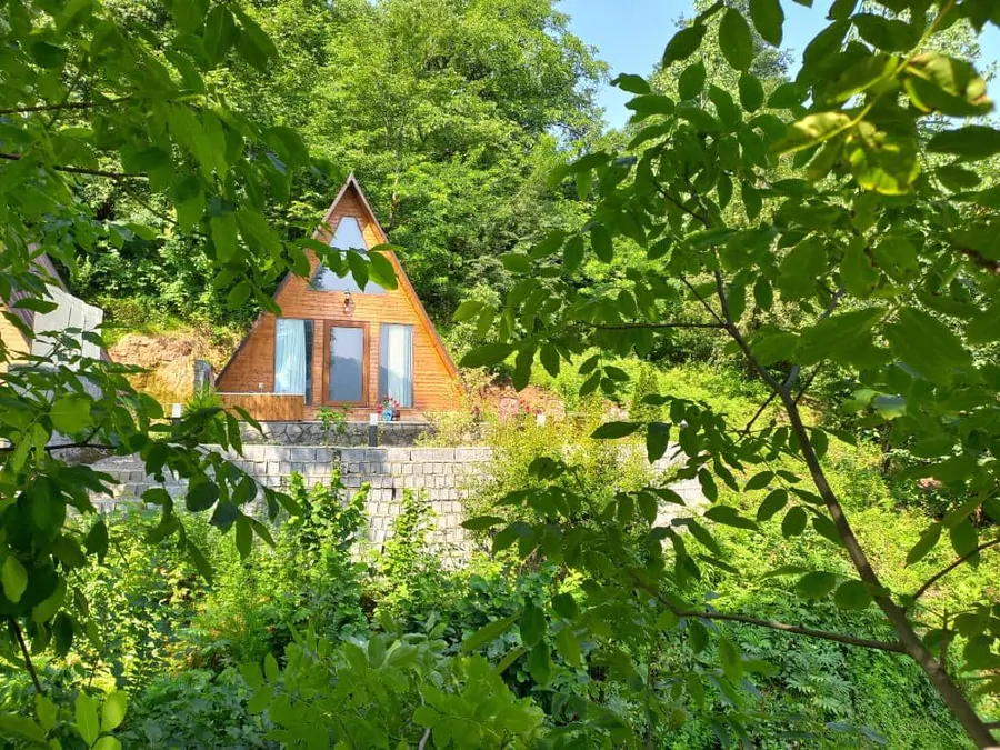 تصویر ۱ - کلبه سوئیسی آرسین با جکوزی در لفور