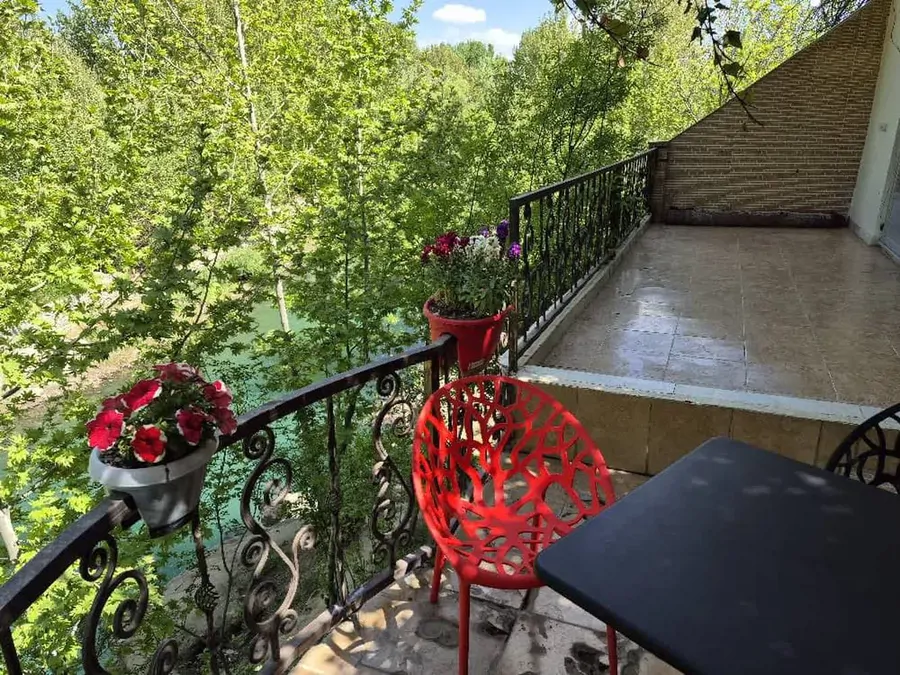 تصویر ۱ - ویلا شب های زاینده رود در باغ بهادران