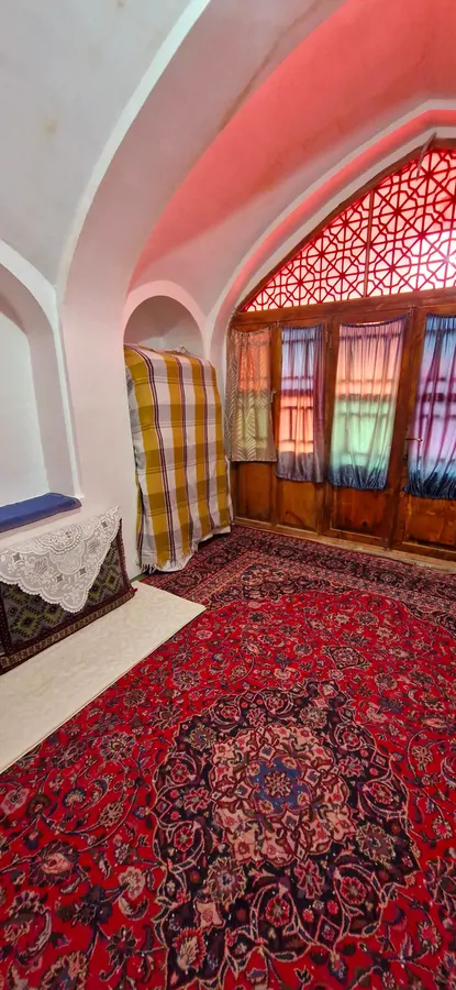 تصویر ۱ - اقامتگاه بومگردی دژگلی (اتاق شاه نشین) در سمنان