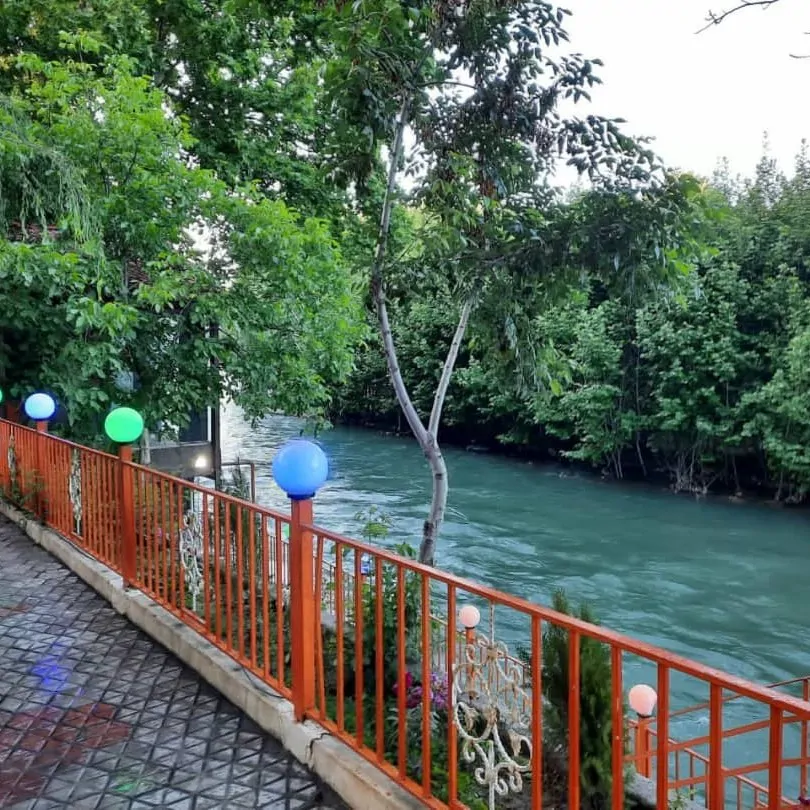 تصویر ۱ - ویلا شیشه ای در  باغ بهادران