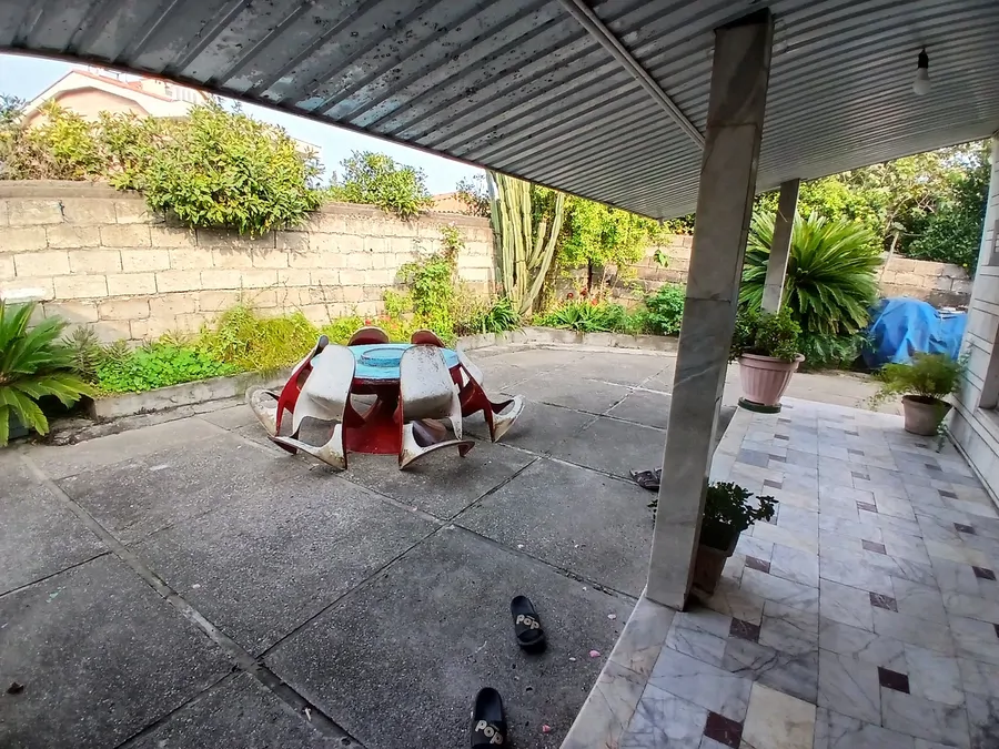 تصویر ۱ - ویلا ویلا سنتی،همکف با حیاط و گل و گیاه،نزدیک ساحل در  نور