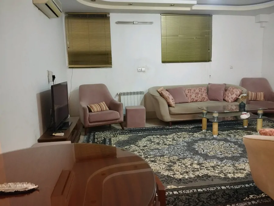 تصویر ۱ - خانه مبله فراز (زیرهمکف) در یزد