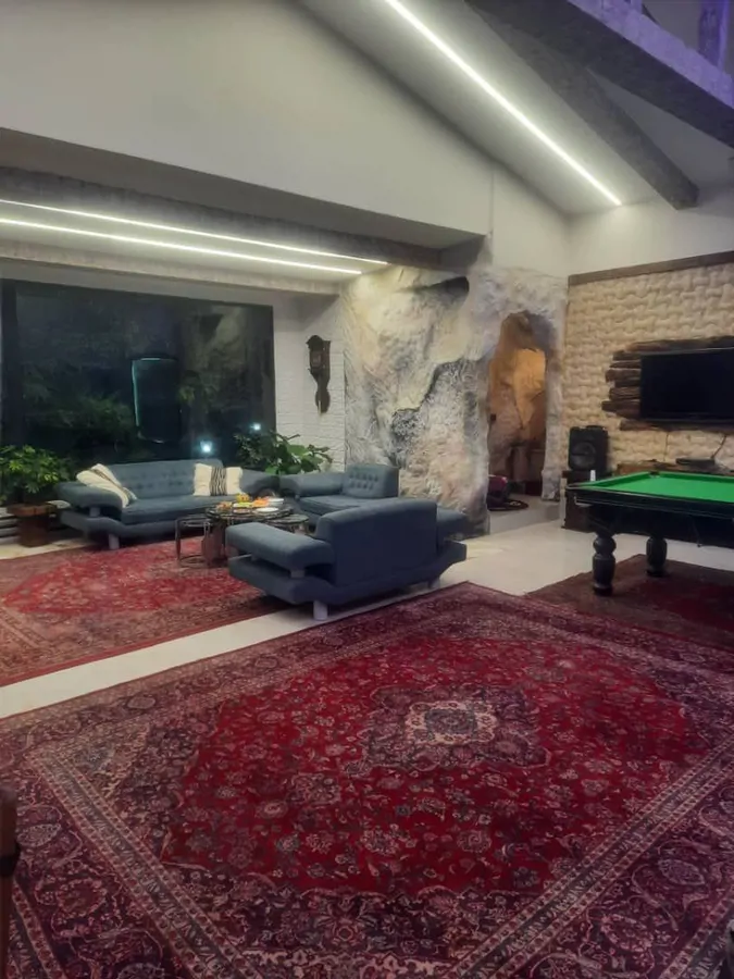 تصویر ۱ - ویلا اقامتگاه با شیشه های بلند و سالن فلت با ویو جنگلی مانند و معماری خاص قار و سنگ د در کردان