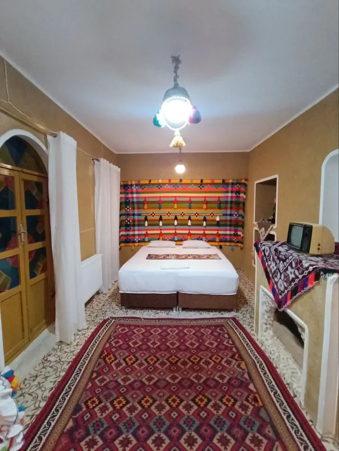 تصویر ۱ - اقامتگاه بوم‌گردی خونه ایوونی (اتاق سه دری) در  اقلید