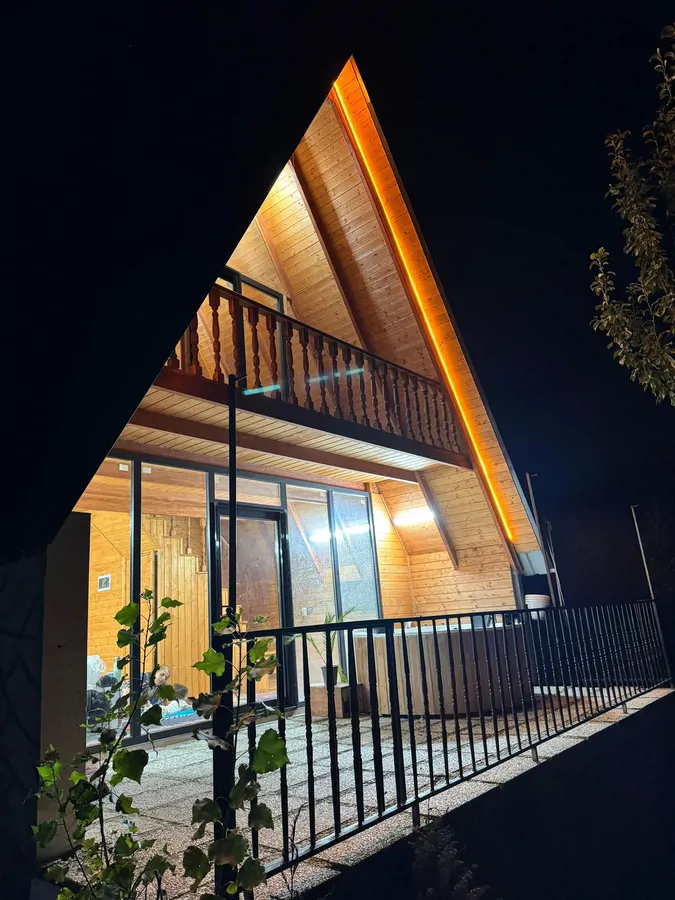 تصویر ۱ - کلبه کلبه سوئیسی دوخوابه با جکوزی لاکچری در  لفور