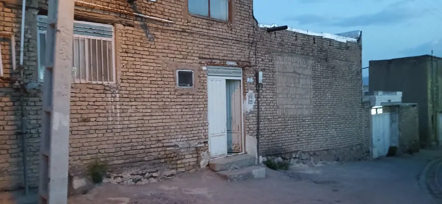 تصویر ۱ - خانه خانه ویلایی حیاط دار در  باغ بهادران