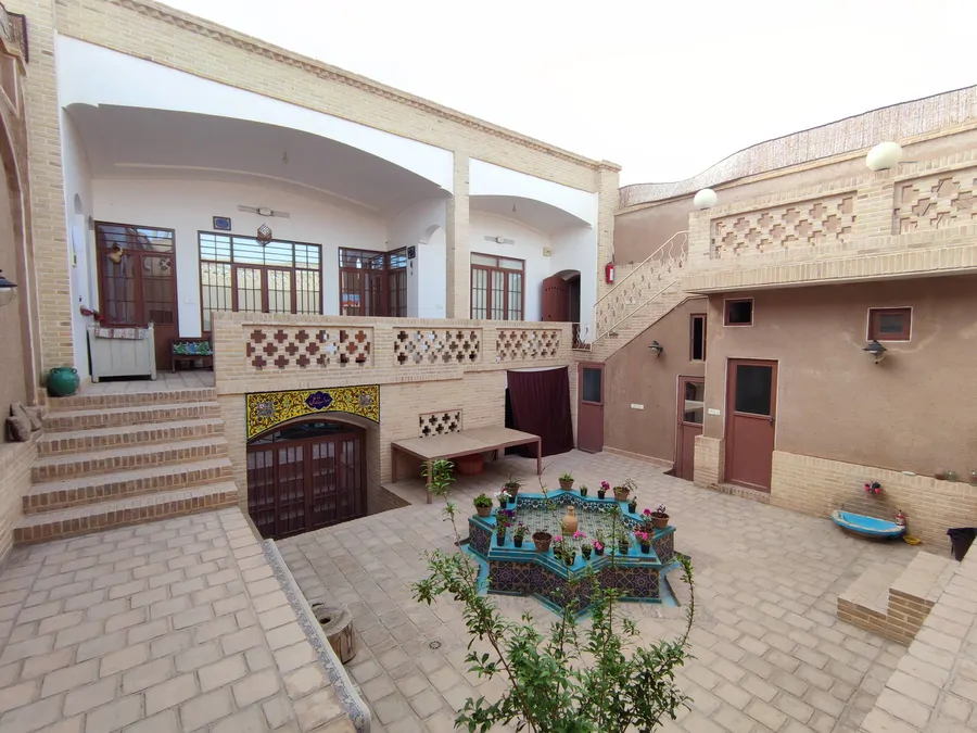 تصویر ۱ - اقامتگاه بوم‌گردی خانم تاج نوش آباد (اتاق ژینا) در  آران و بیدگل