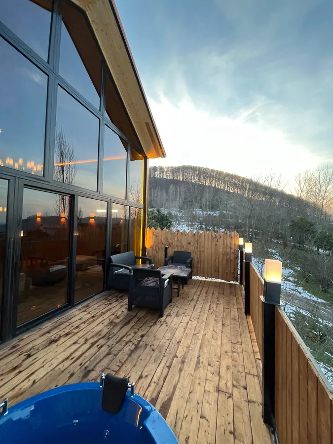 تصویر ۱ - کلبه شیشه ای آسمان با جکوزی در شیرگاه