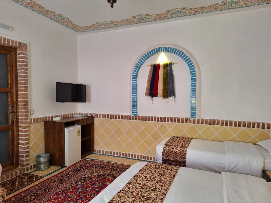 تصویر ۱ - اقامتگاه بوم‌گردی دیــاوا ، اتاق فــرش دیـــاوا ، چهارتخته با صبحانه در  نطنز