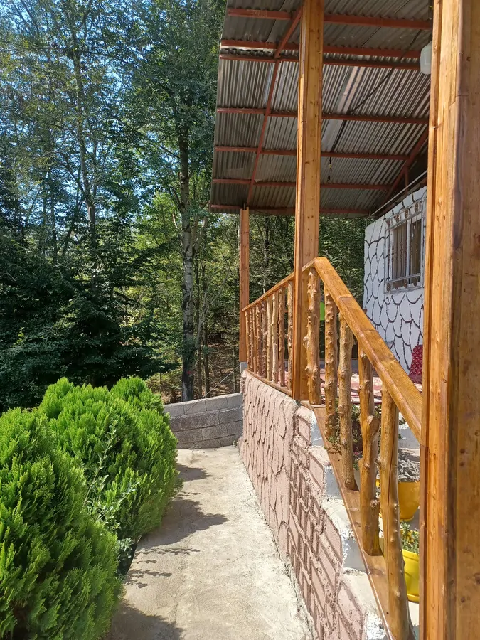 تصویر ۱ - کلبه اقامتگاه جنگلی پرهام در  شیرگاه