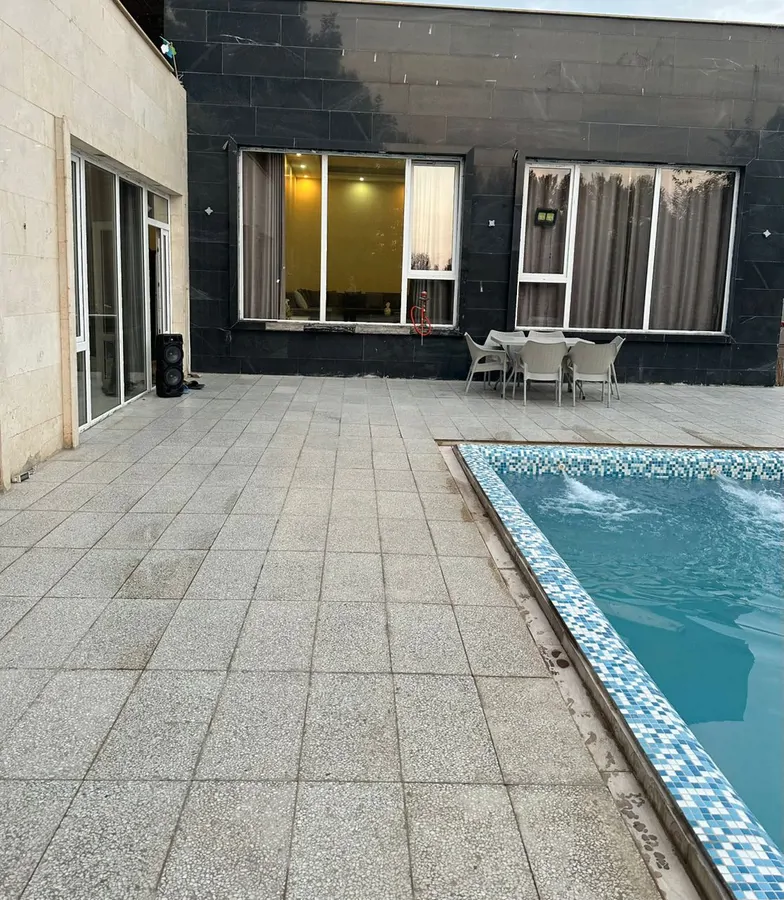 تصویر ۱ - ویلا استخردار آبگرم سفید (2) در چهارباغ