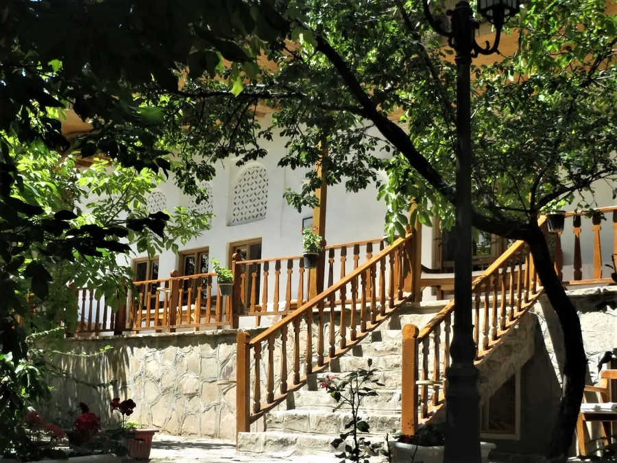 تصویر ۱ - اقامتگاه بوم‌گردی خانه گل (یاس)  در  شهمیرزاد