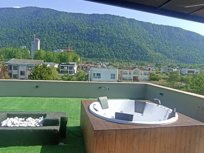 رحمتی با جکوزی