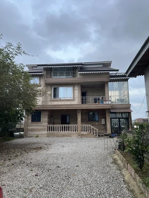 حیاط دار نزدیک ساحل 