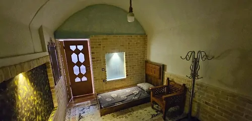 تصویر 5 - اقامتگاه بوم‌گردی عمارت ماهورا با معماری خاص آجری  در  گرمسار